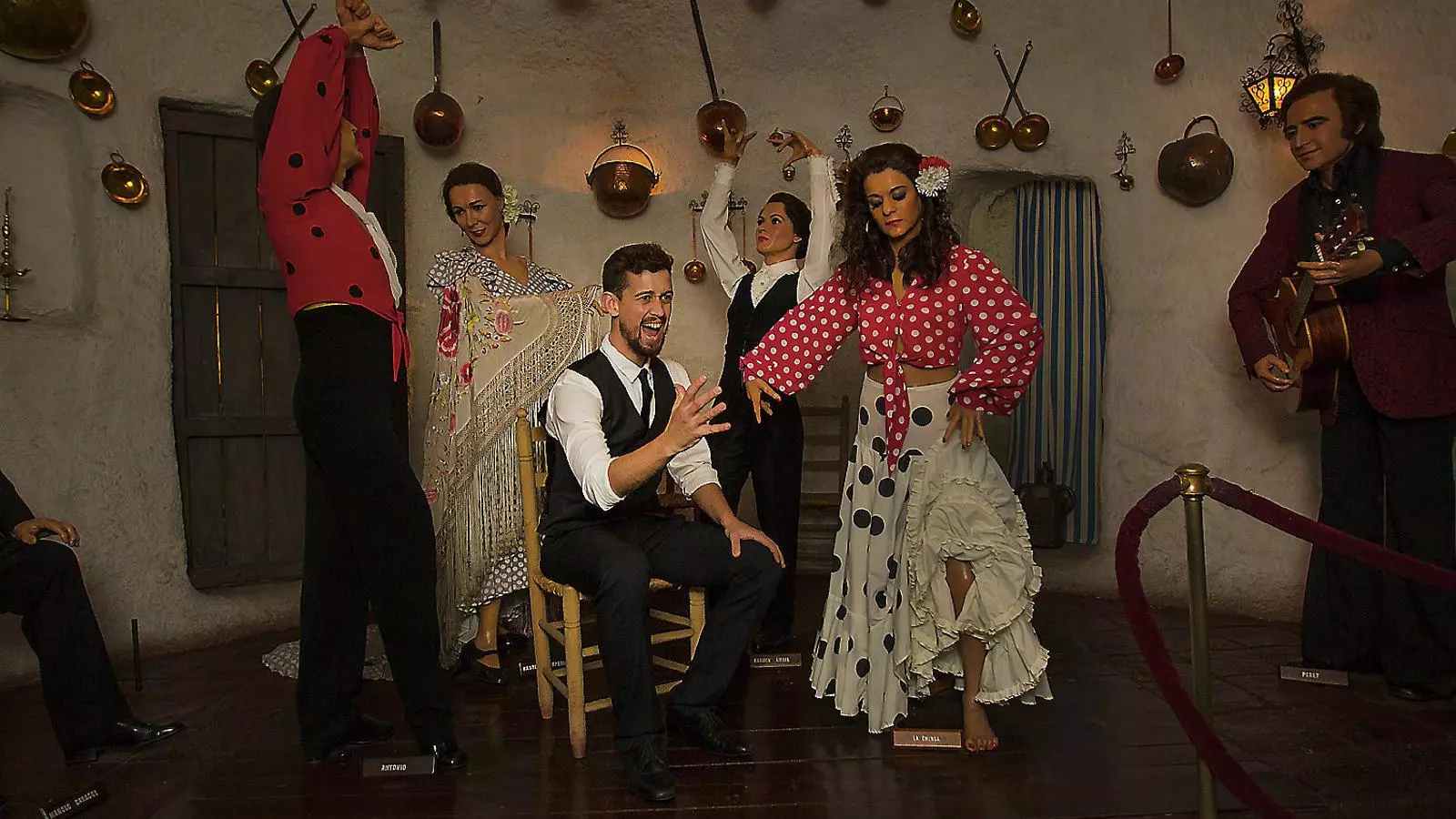El cantaor Pere Martínez al Museu de Cera de Barcelona, envoltat de figures com Peret i Carmen Amaya