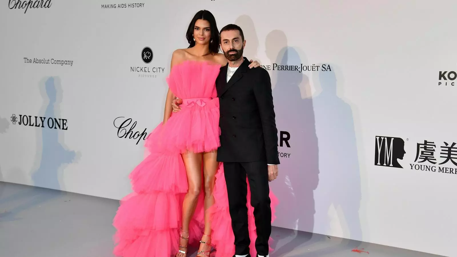 Kendall Jenner i Giambattista Valli a la gala amfAR del dijous al vespre
