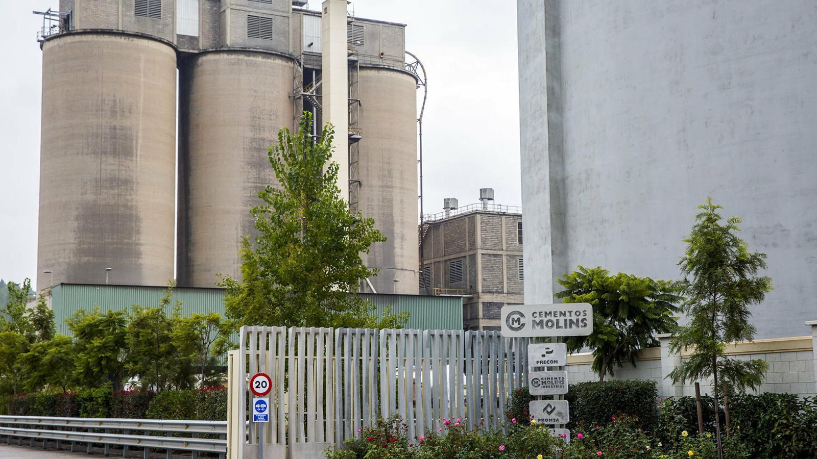 Image of the entrance to the offices and the main factory that Ciments Molins has in Sant Vicenç dels Horts, the company's historic headquarters.