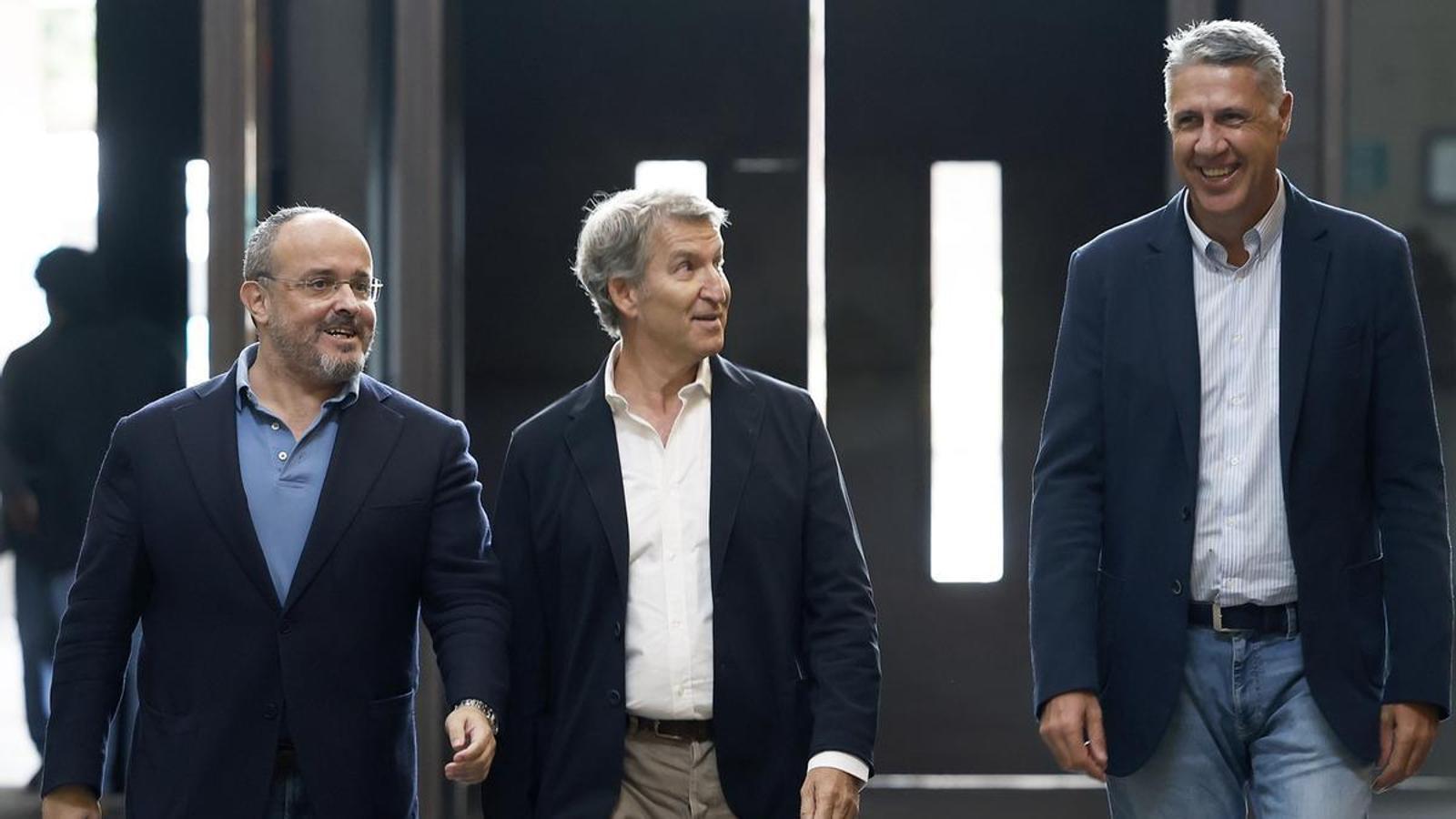 The president of the PP, Alberto Nuñez Feijóo, accompanied by Alejandro Fernández, leader of the party in Catalonia (left), and by the mayor of Badalona, Xavier García Albiol, on October 18.