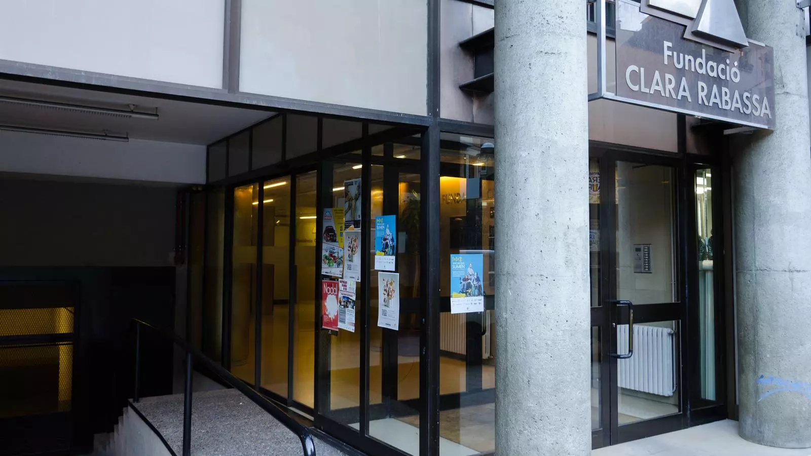 Entrada de l'edifici Clara Rabassa, on hi ha la seu del Ministeri d'Afers Socials. / ARXIU ANA