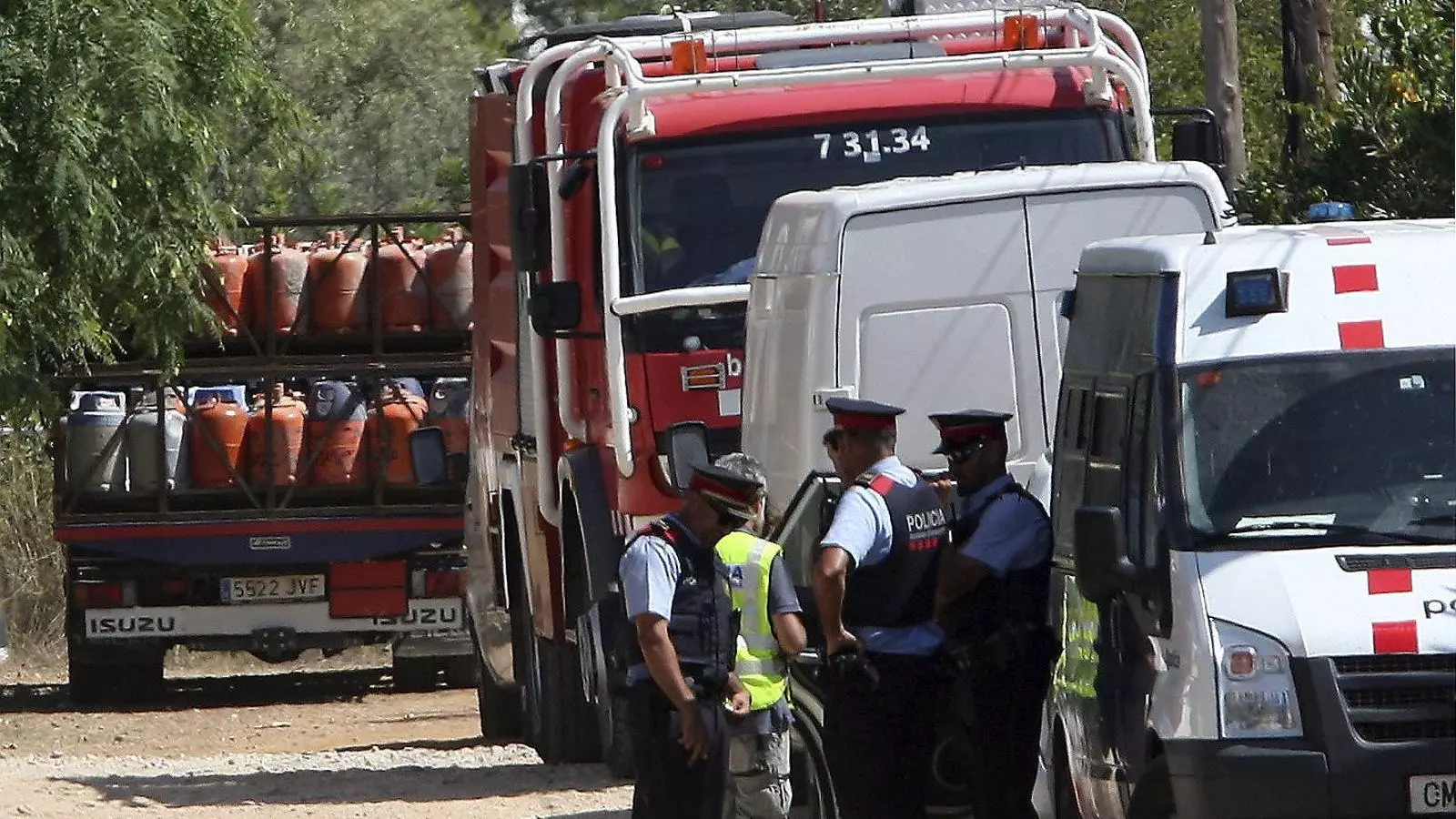 La policia científica dels Mossos d’Esquadra enduent-se les bombones de butà de la casa d’Alcanar que servia de centre d’operacions dels terroristes.