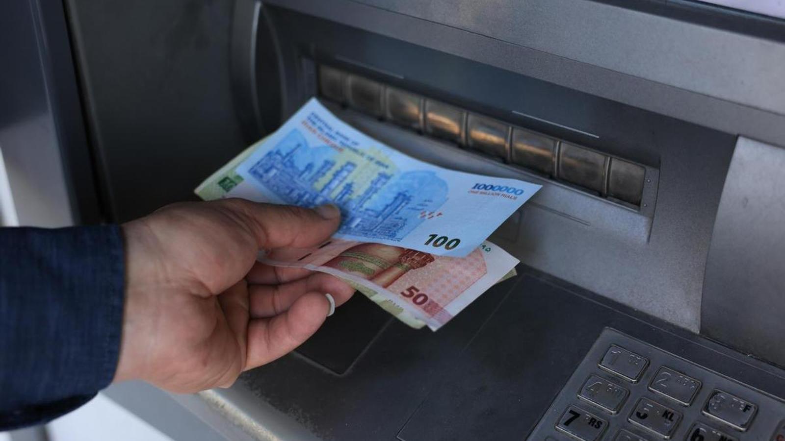 500,000 and 1 million rial bills, now 50 and 100 rials, respectively, at an ATM in Tehran.