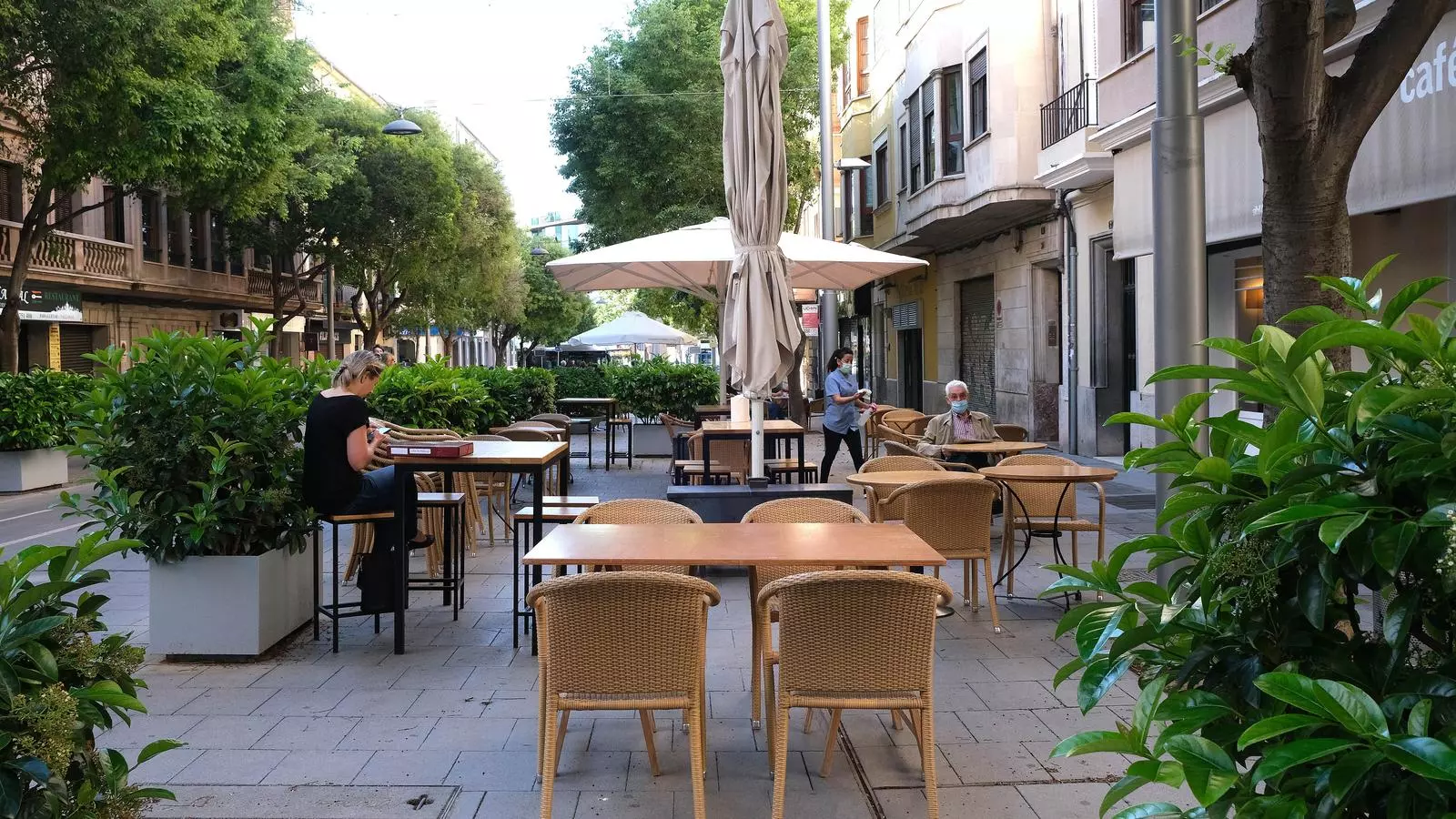 Una de les terrasses del carrer Blanquerna, a Palma, ha obert en aquest primer dia de la fase 1.