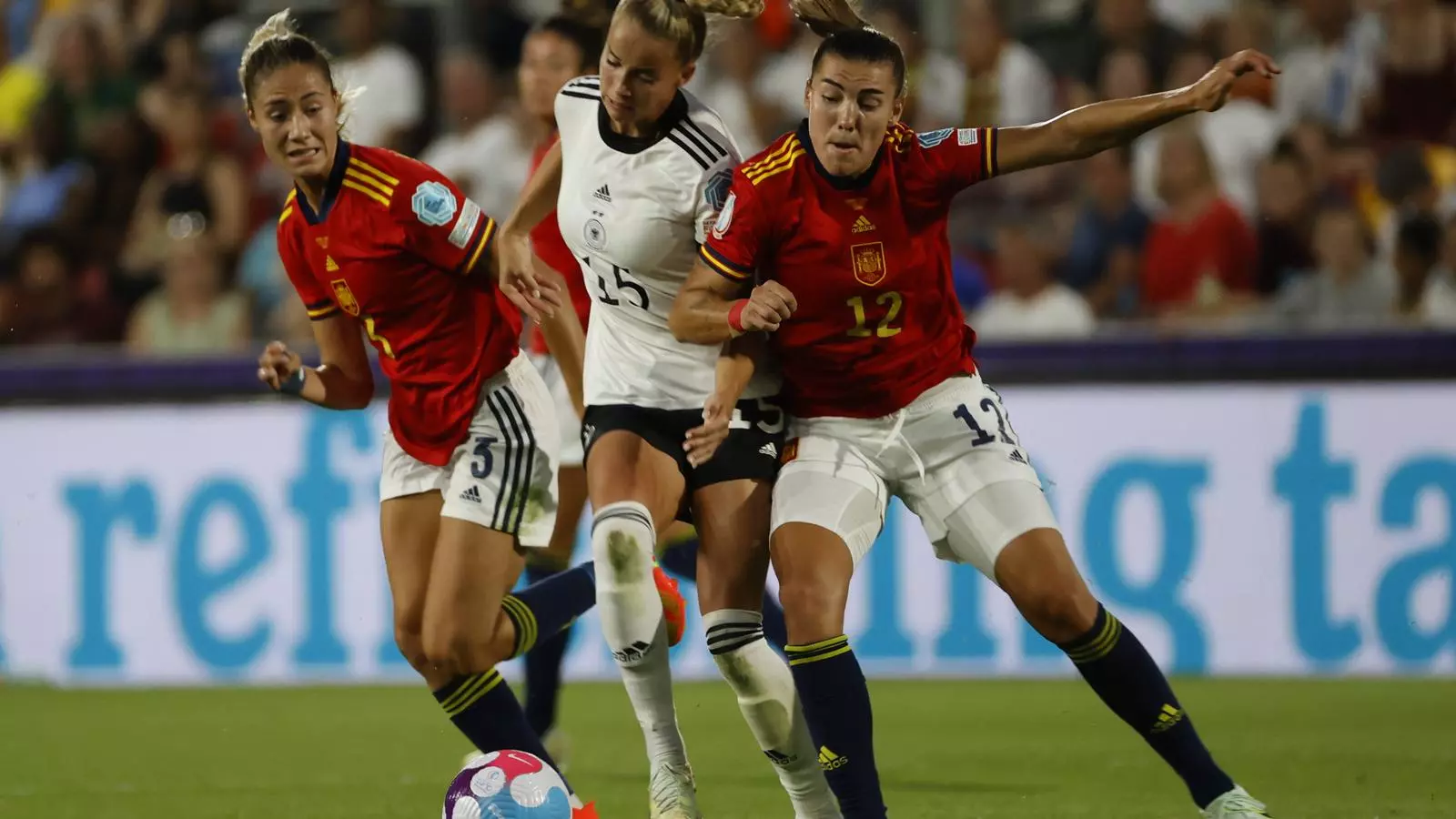 Patri Guijarro i Laia Aleixendri durant el partit