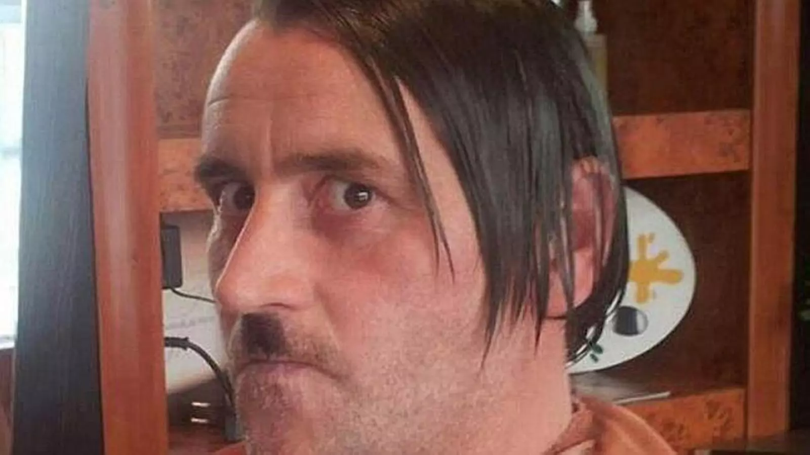 La polèmica fotografia de Lutz Bachmann disfressat de Hitler, publicada al seu perfil de Facebook.