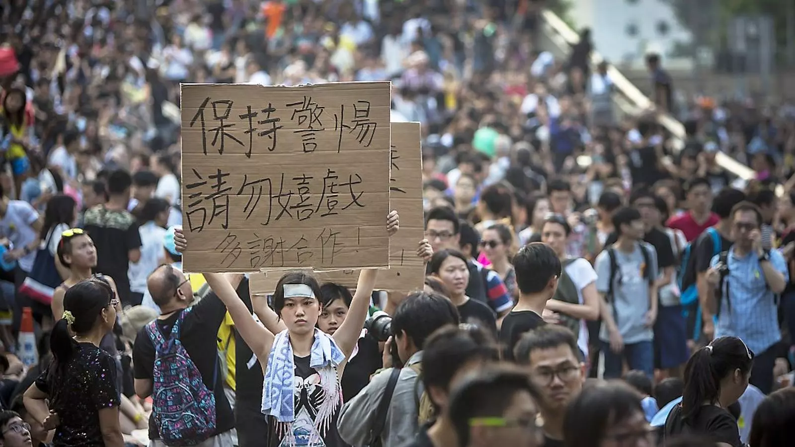 La protesta pro democràcia als carrers de Hong Kong ja fa set dies que dura. Els manifestants esperen que el govern mogui peça.