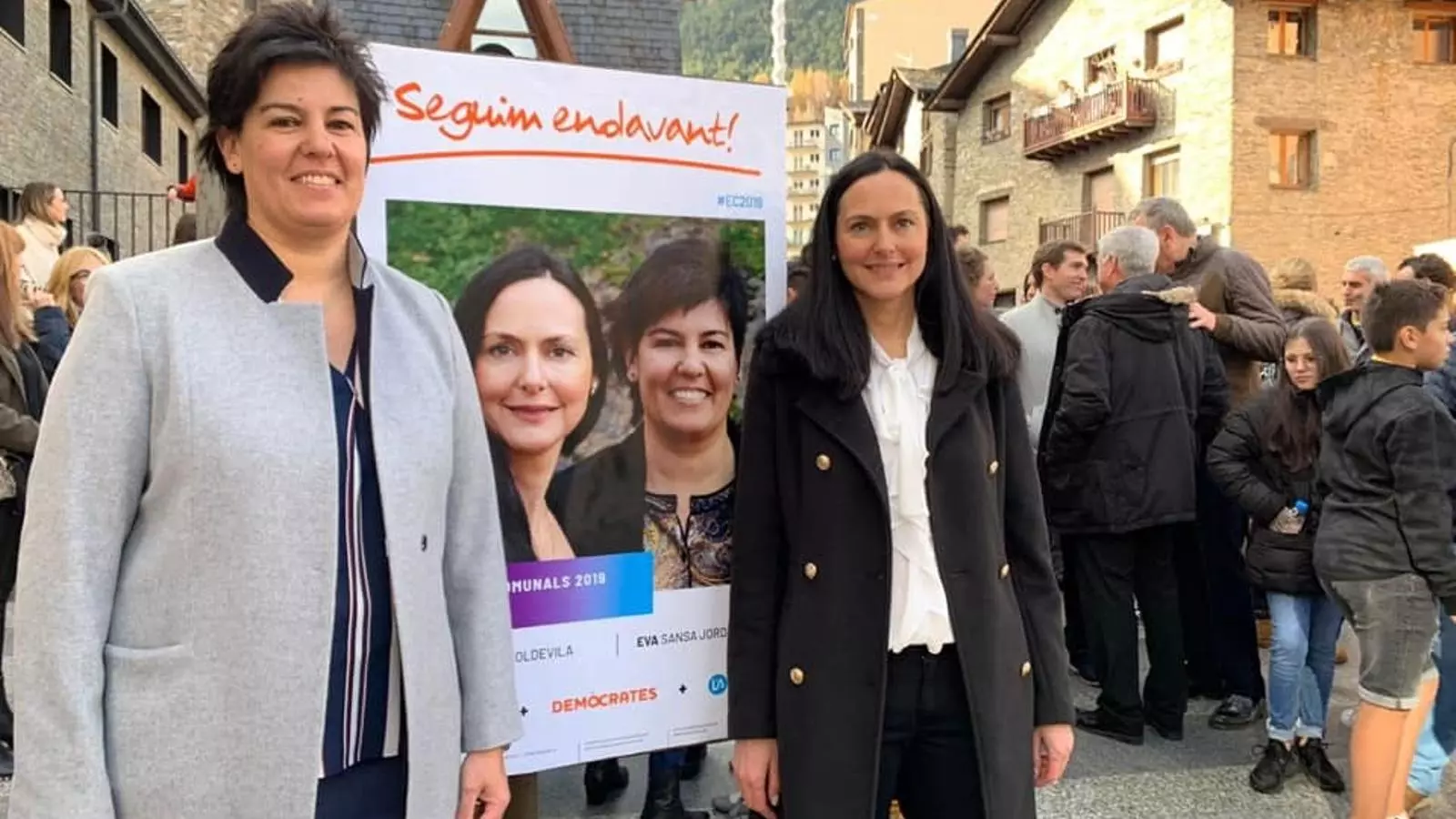Les dues candidates, aquest diumenge en l'enganxada de cartells. / CIUTADANS COMPROMESOS