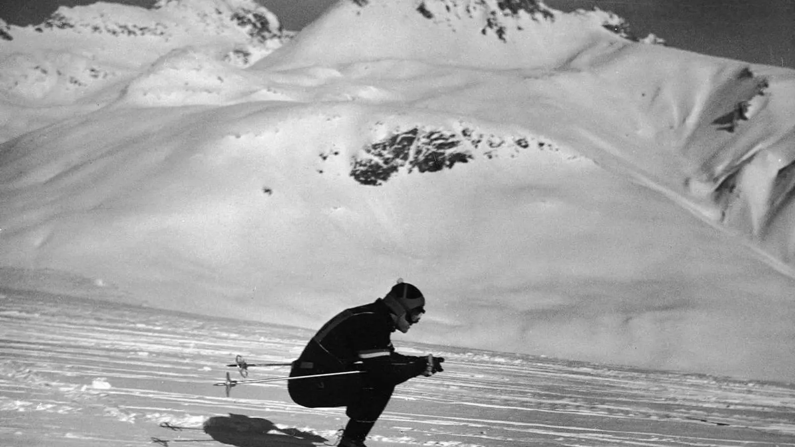 Un esquiador lliscant sobre la neu.