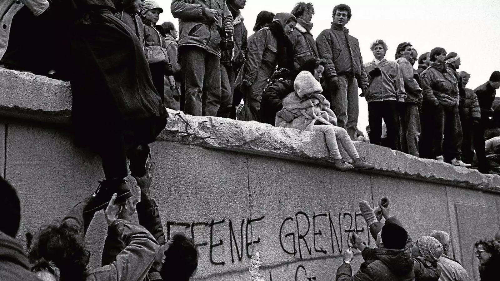 Berlinesos celebrant la caiguda del Mur de Berlín en una foto d’arxiu del 31 de desembre del 1989. Ara la zona s’ha convertit en un lloc de pelegrinatge per a turistes.