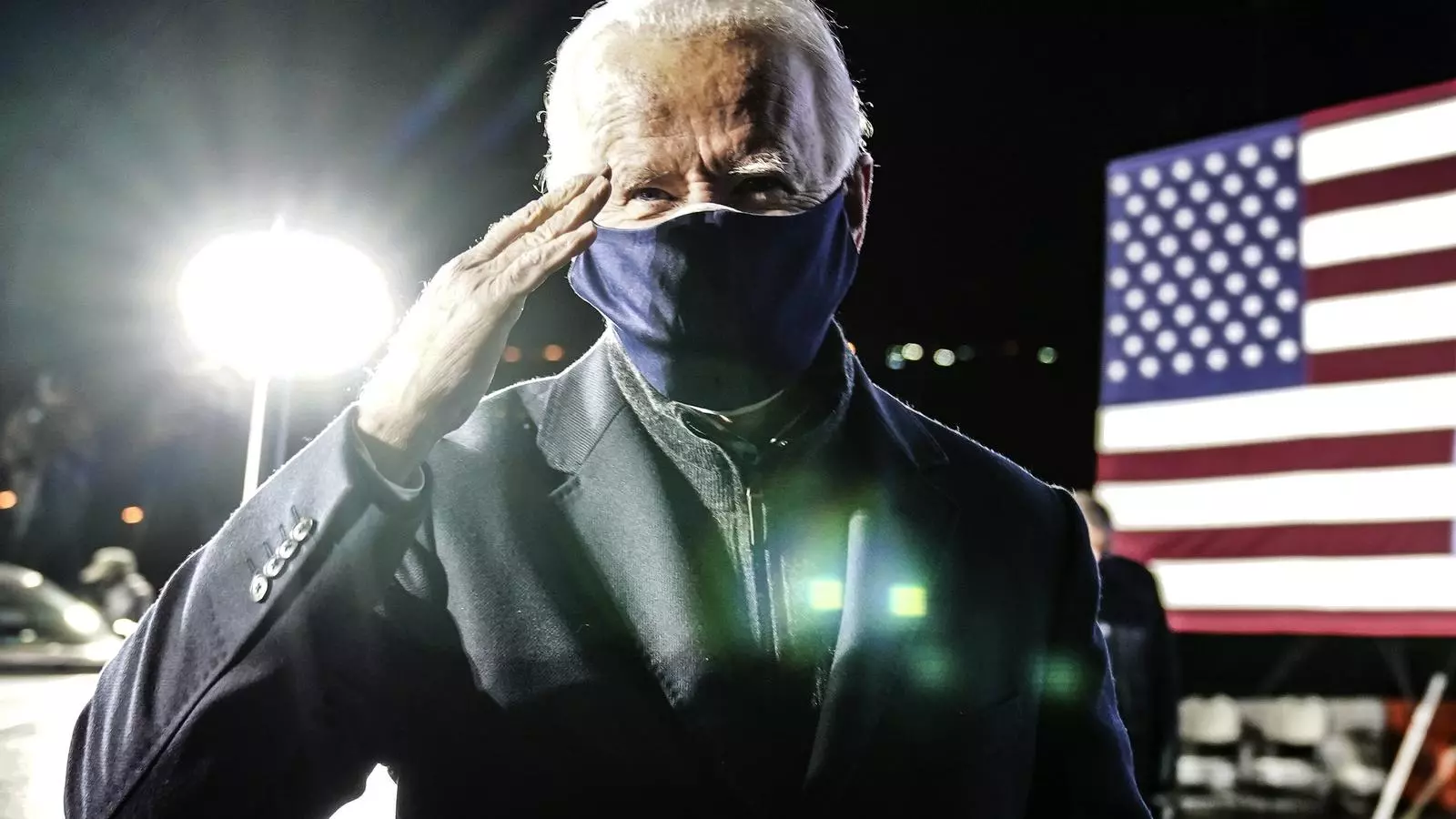 El candidat a la presidència demòcrata dels Estats Units i exvicepresident Joe Biden saluda en un míting de campanya a Lexington Technology Park a Pittsburgh, Pennsilvània, EUA, el 2 de novembre