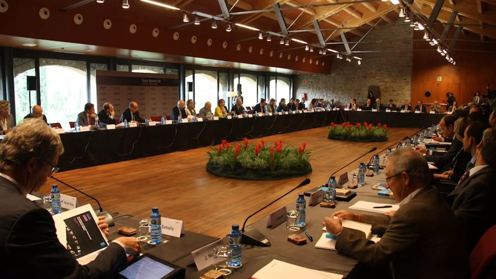 Els empresaris participants en la jornada anual d'Esade al Món Sant Benet, durant el debat / ACN