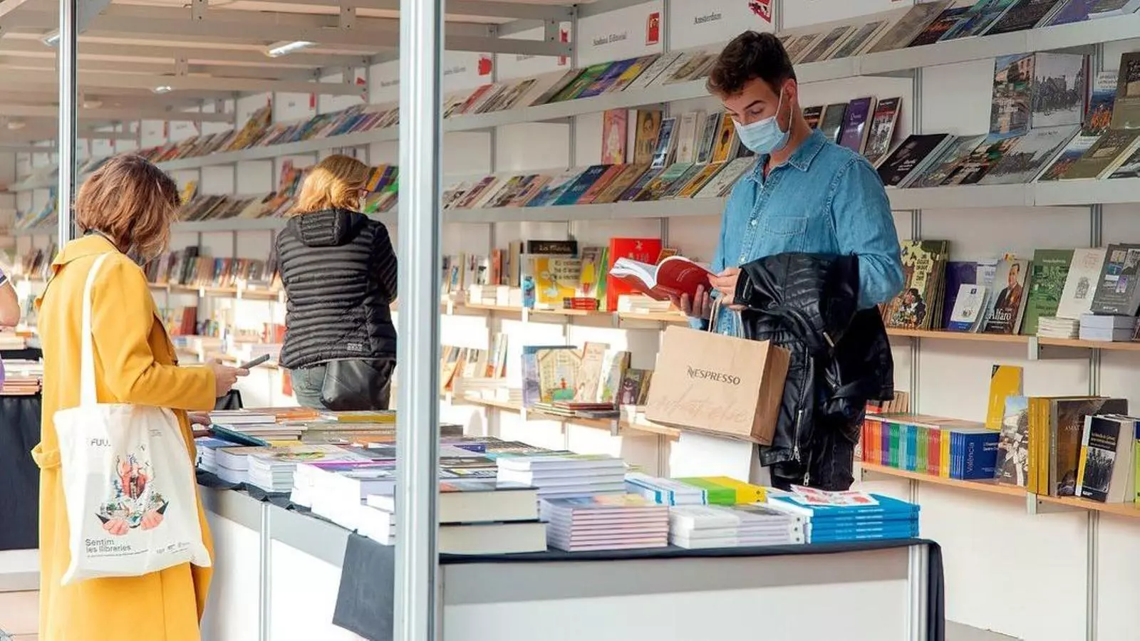 Diverses persones visitant la 9a edició de la Plaça del Llibre de València