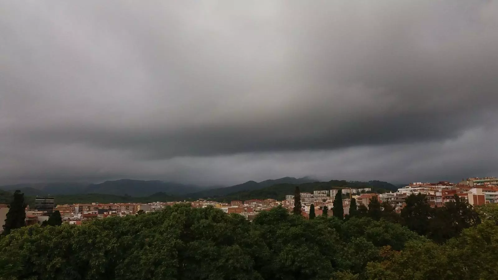 El cel cobert per núvols baixos ahir al matí a Gavà