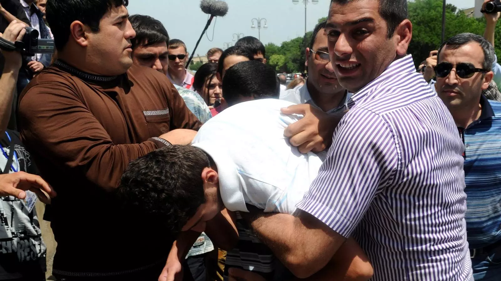 Policies de paisà detenen manifestants antigovernamentals a Bakú, la capital de l'Azerbaidjan, aquest dimecres. / VANO SHLAMOV / AFP