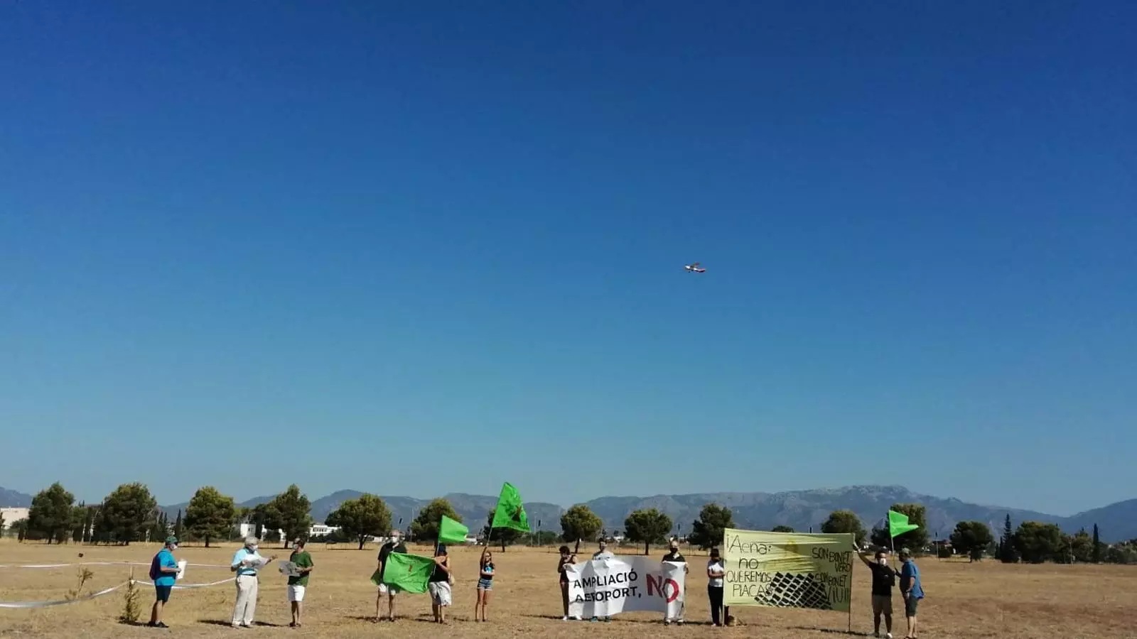 Les plataformes ecologistes s'han manifestat contra els interessos especulatius d'AENA tant a Palma com al Prat de Catalunya.