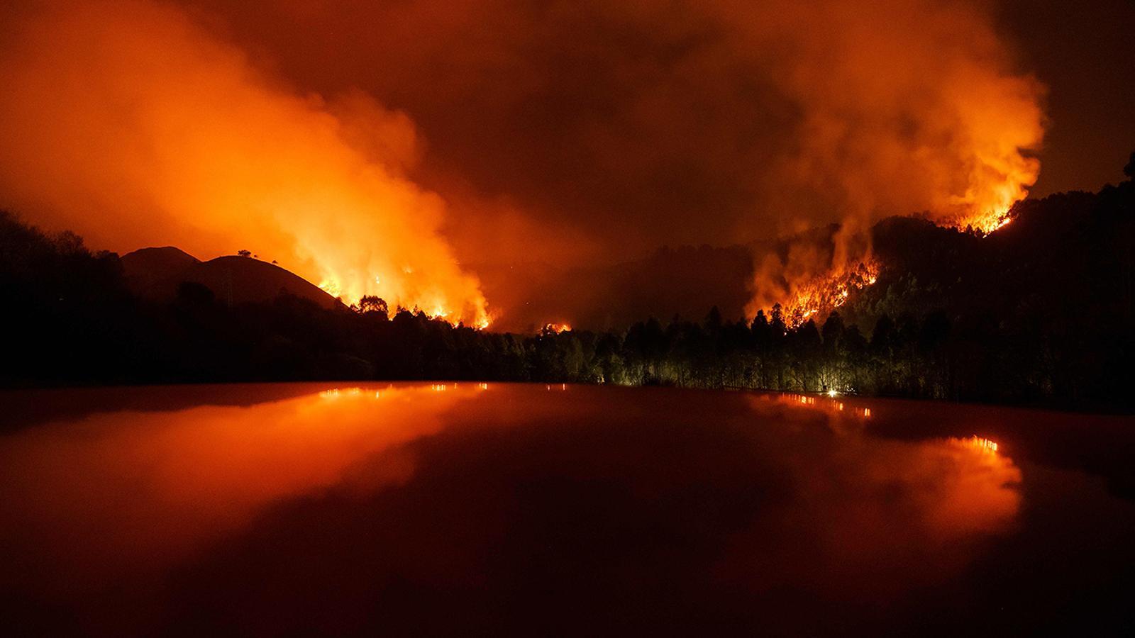 Forest fires in different parts of Asturias. In the image, a fire affecting the city of Posada.