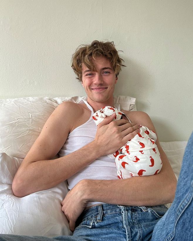 Lucky Blue Smith amb el seu tercer fill, Slim Easy Smith