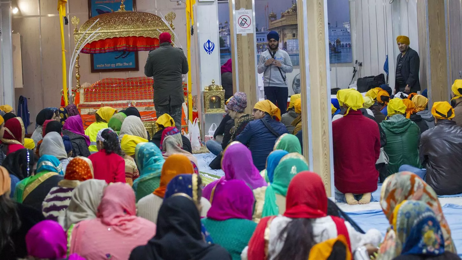 El temple sikh del barri amb alguns dels seus fidels a l'interior