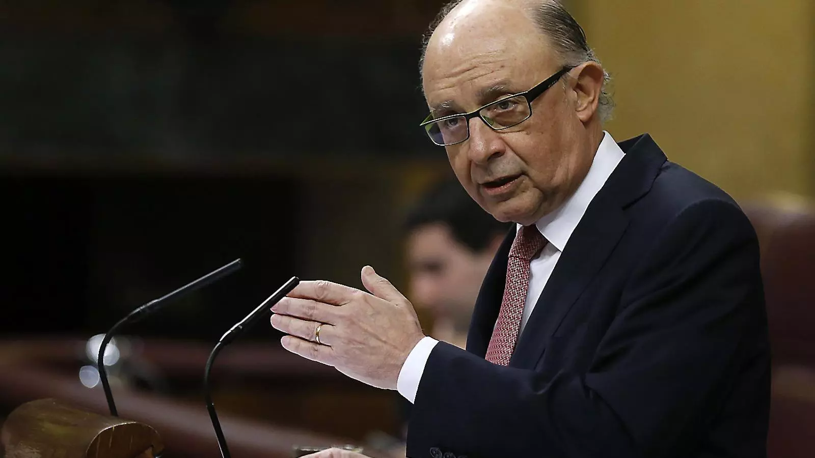 Cristóbal Montoro va ser l’únic ministre present ahir al debat de les esmenes parcials.