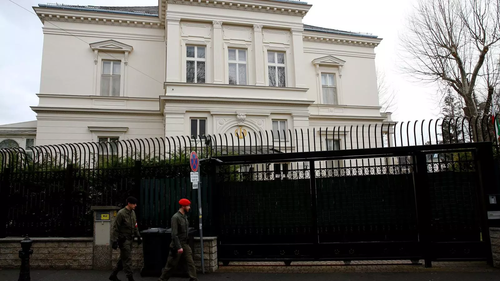 Soldats austríacs vigilen l'ambaixada iraniana a Viena.