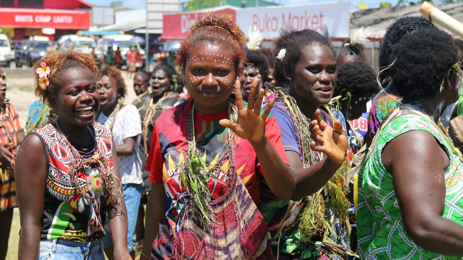 Un grup de dones somrient després de conèixer el resultat del referèndum d'independència a Bougainville, al mercat de Buka
