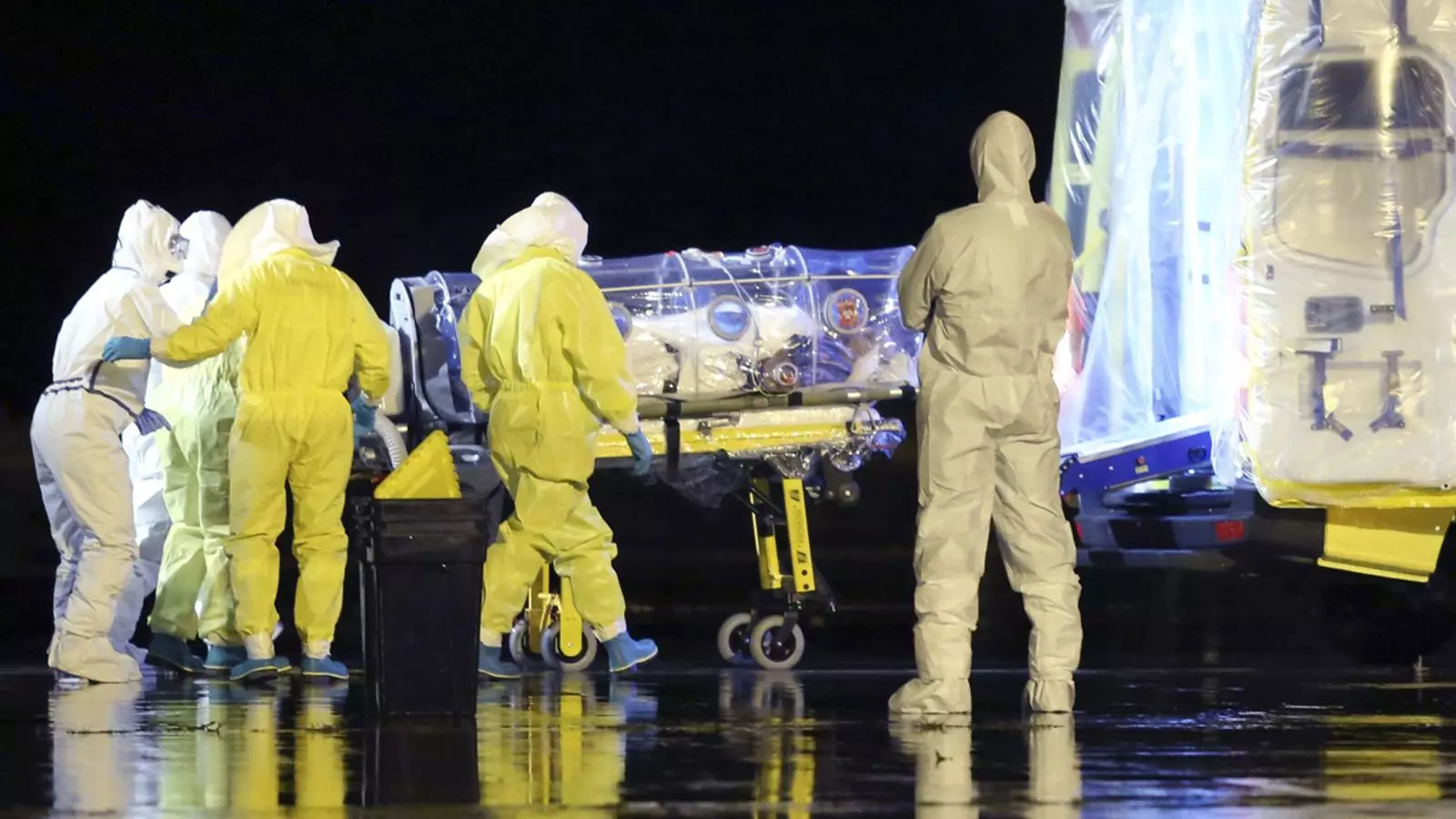 El religiós i metge espanyol Manuel García Viejo, infectat d'Ebola, arriba a Madrid. EFE / Ministeri de defensa