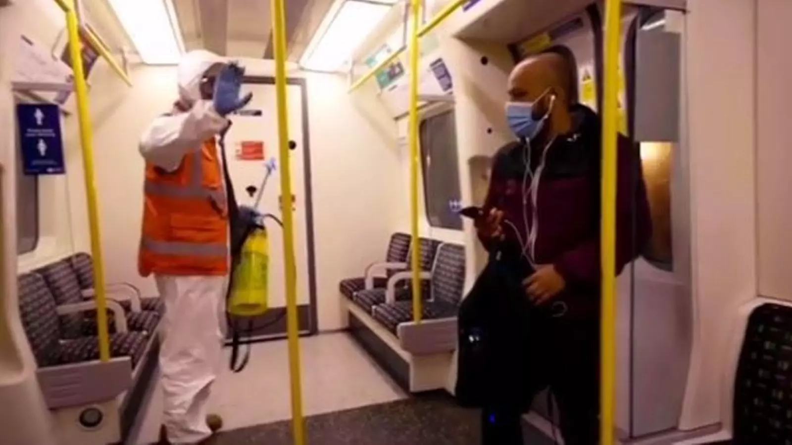Banksy pintant al metro de Londres
