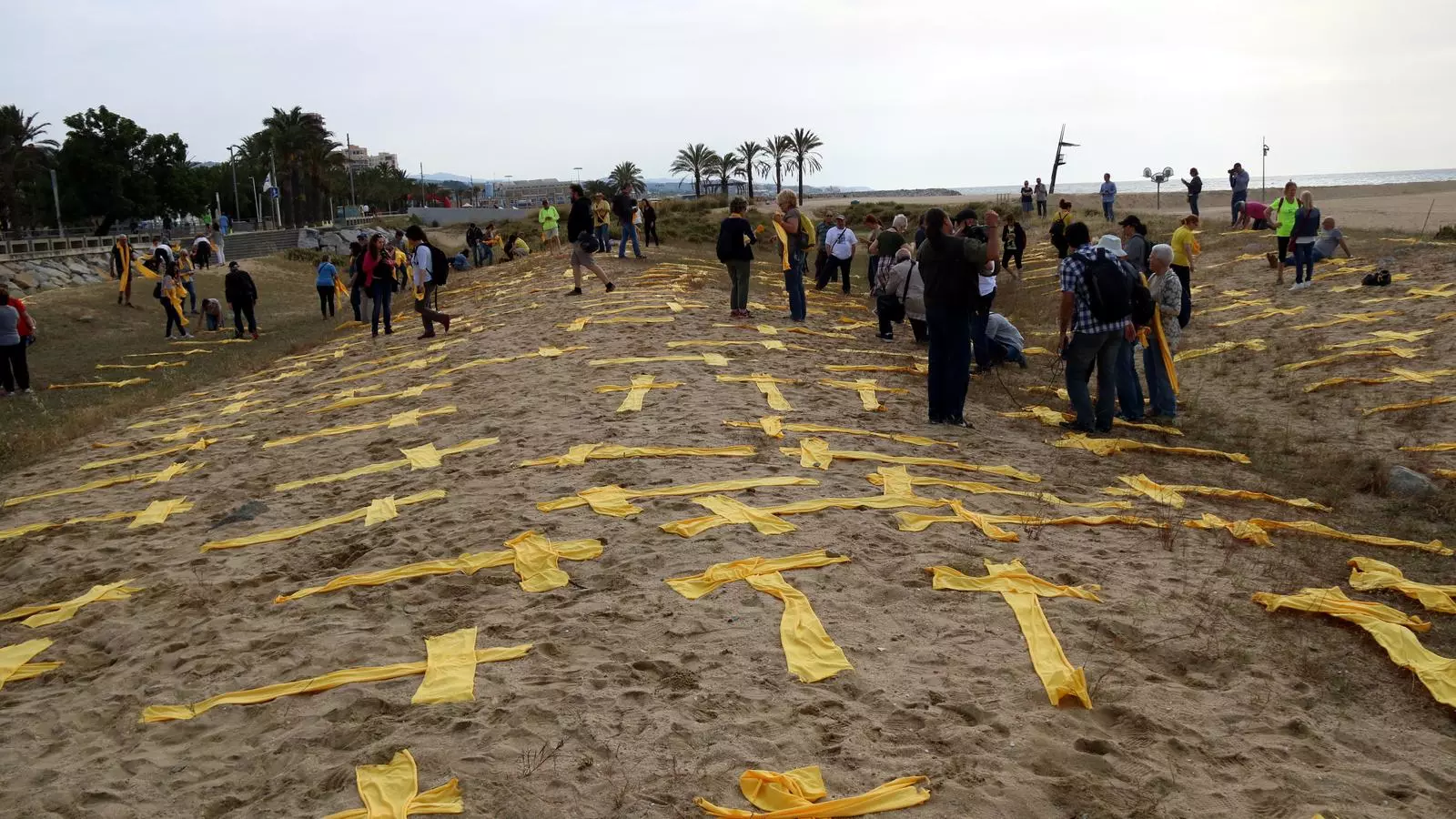 Un home irromp a l'estesa de creus fetes amb tovallola a Mataró i els Mossos se l'emporten escortat de la platja