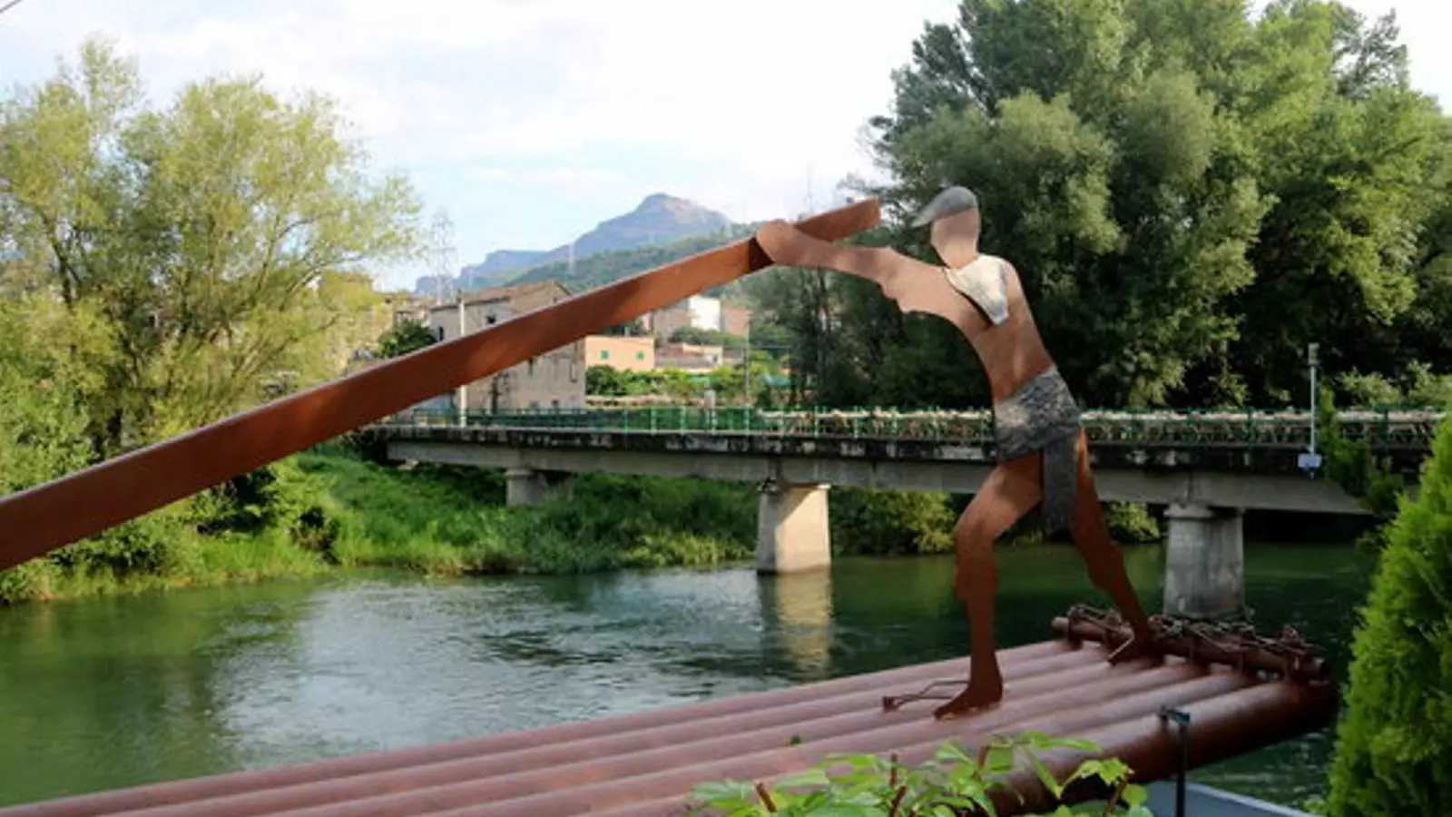 L'escultura col·locada al Pont de Claverol. / ACN