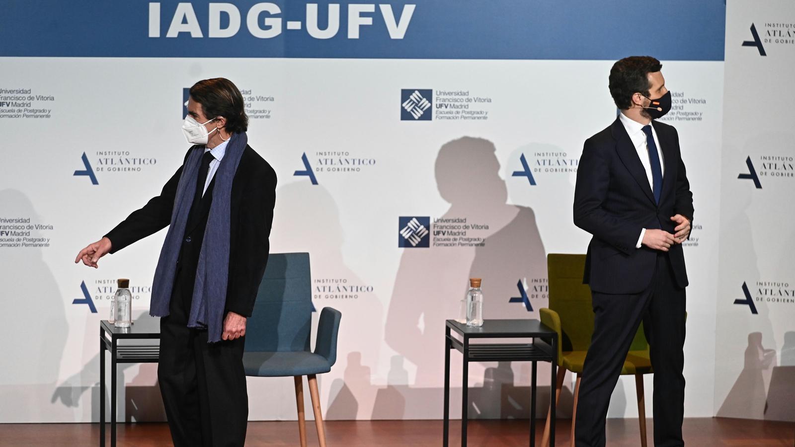 El expresidente español José María Aznar y el actual líder  del PP, Pablo Casado, durante una conferencia por los 25 años de la llegada a la Moncloa del PP.