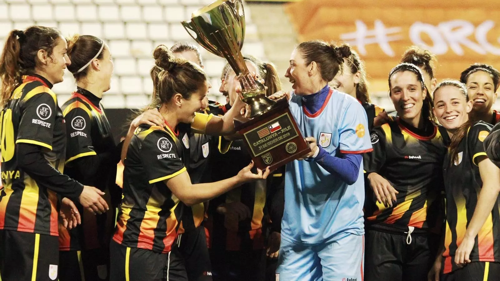 Les jugadores de Catalunya amb el trofeu