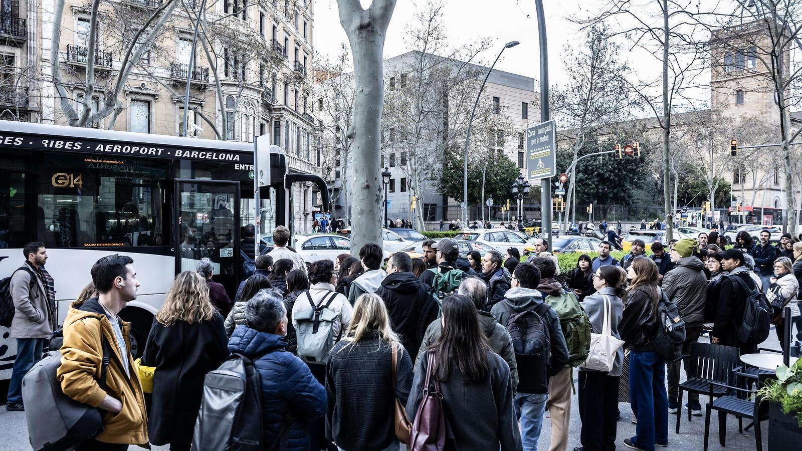 Accumulation of users on the Gran Via de les Corts Catalanes, between Aribau and Muntaner streets, to catch buses.