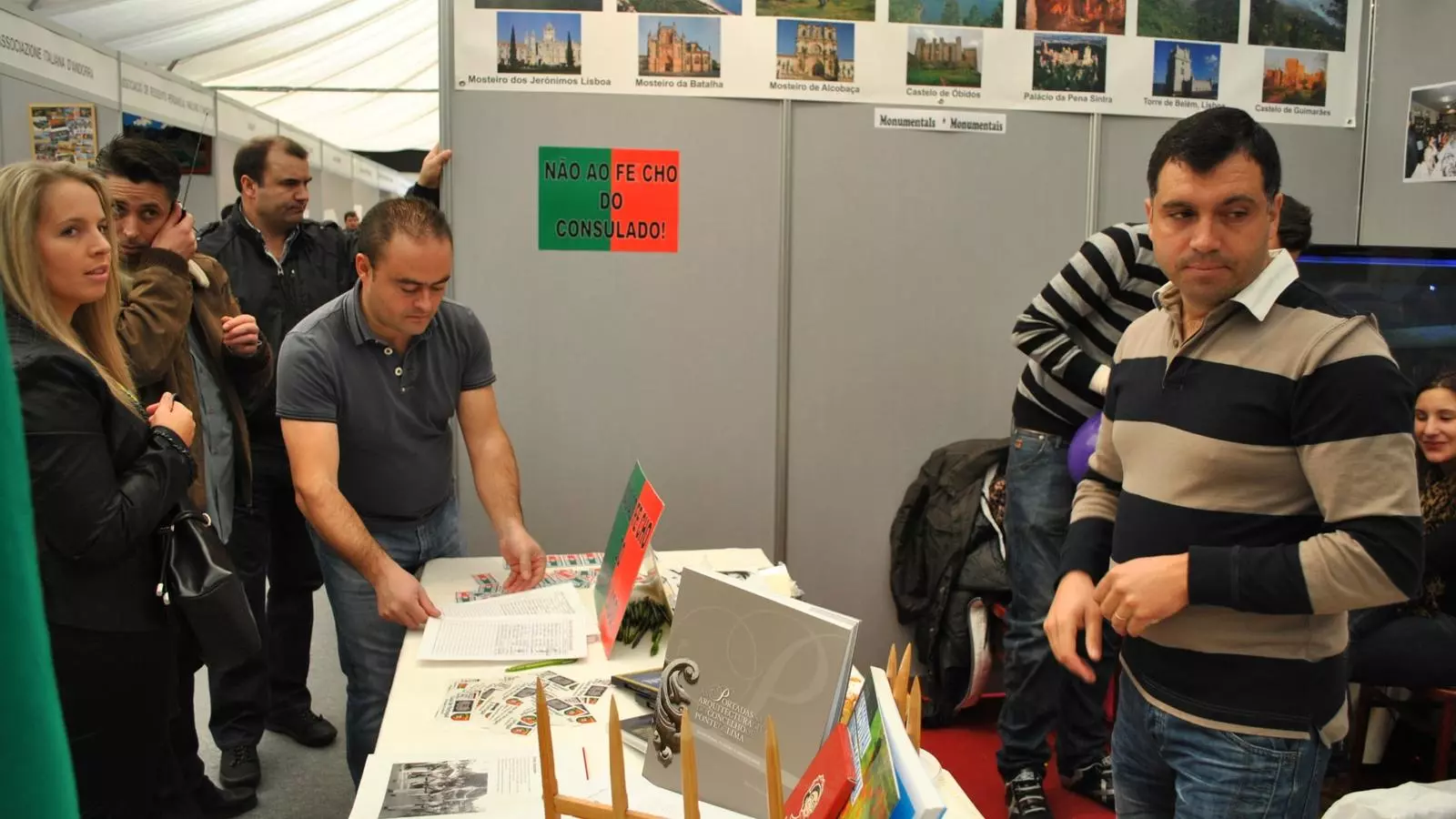 Estand de l'Associació de residents portuguesos a la Fira on s'han recollit les signatures.