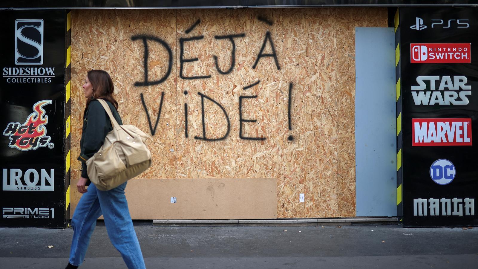 Armored shop in Paris with the phrase "already empty".