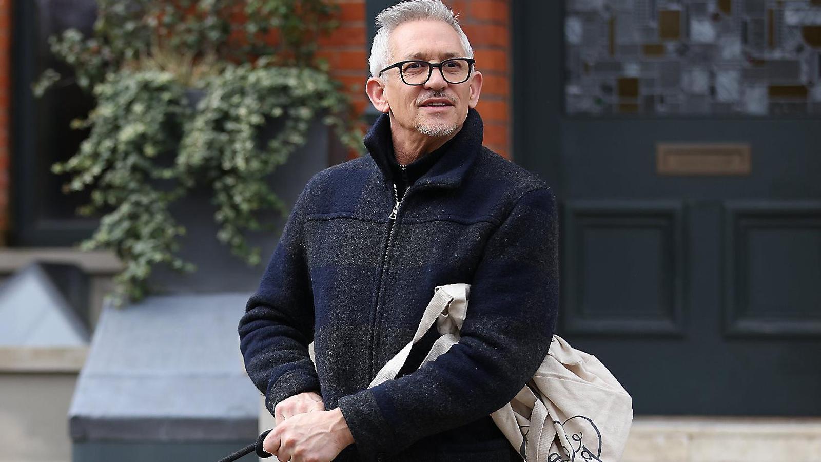 01. Gary Lineker ayer saliendo de casa en Londres. 02. Una captura del programa emitido en lugar de Match of the Day.