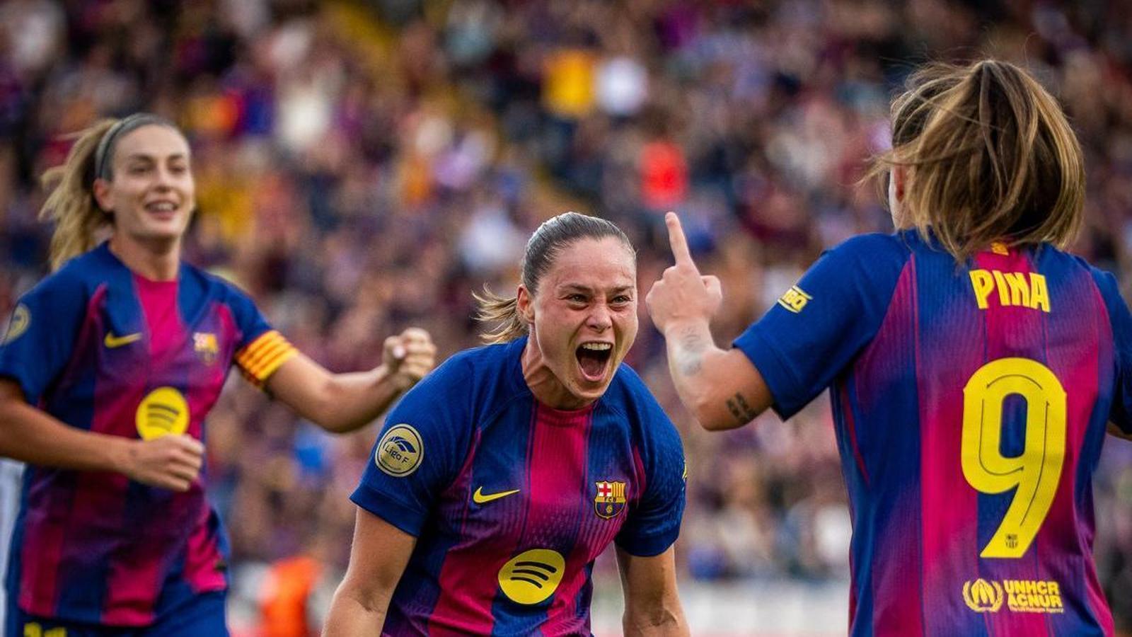Ewa Pajor, Claudia Pina y Alexia Putellas celebrando un gol en un clásico en el Camp Nou.