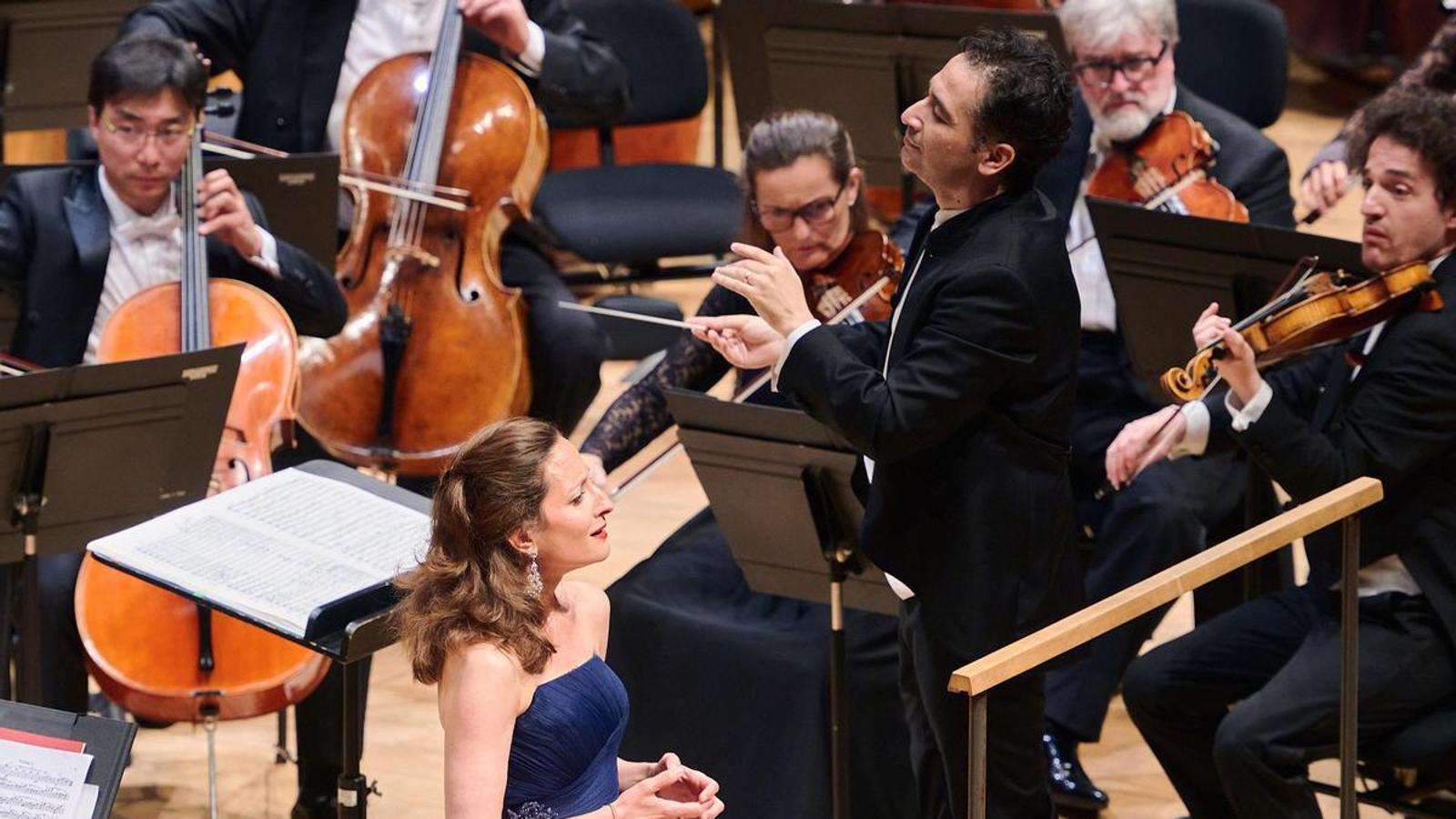 La soprano Christiane Karg, el director Andrés Orozco-Estrada y la Orquesta Gürzenich de Colonia en L'Auditori.
