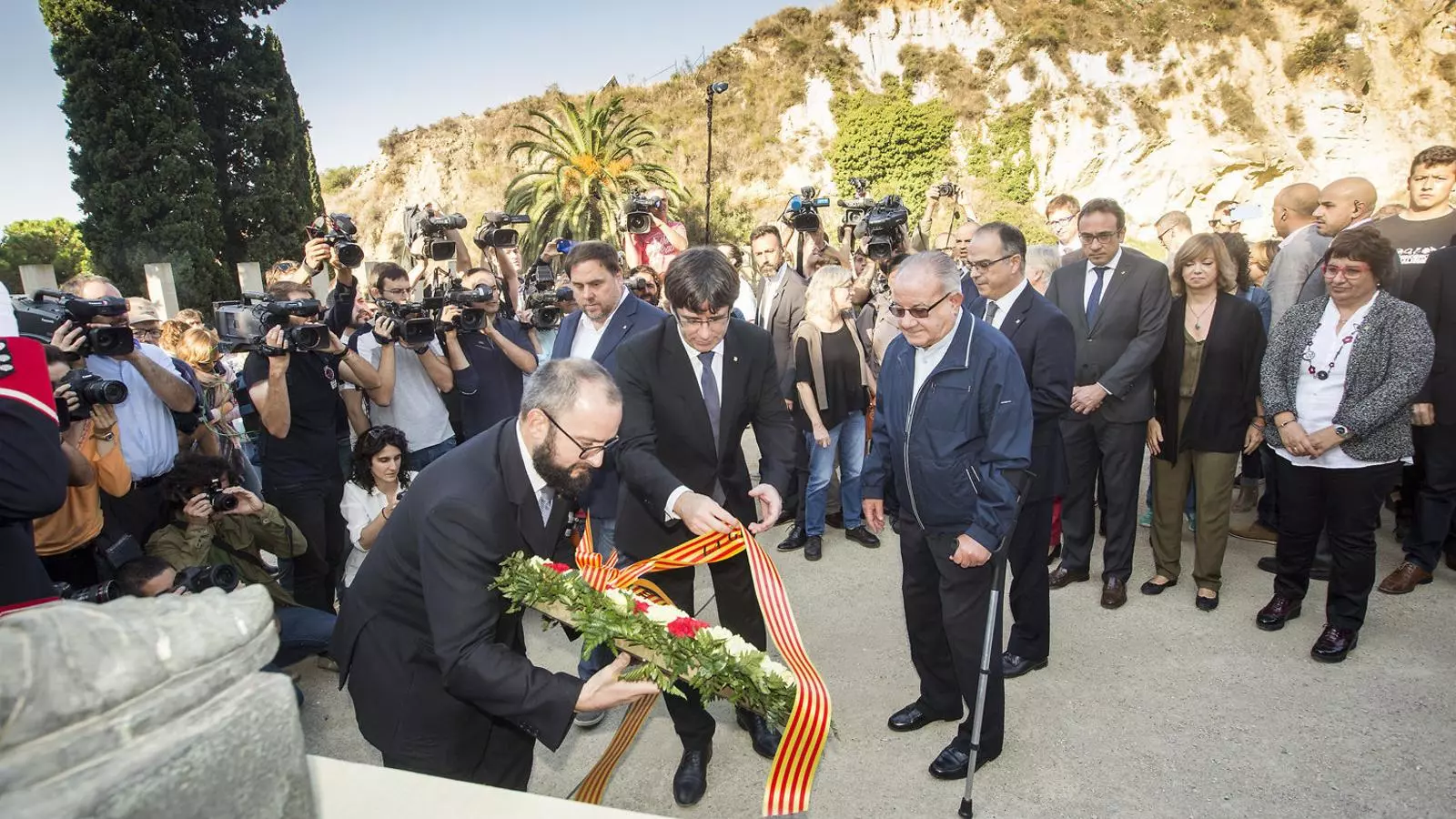 El president de la Generalitat i el vicepresident van encapçalar ahir l’ofrena floral del Govern a la tomba de l’expresident Lluís Companys.