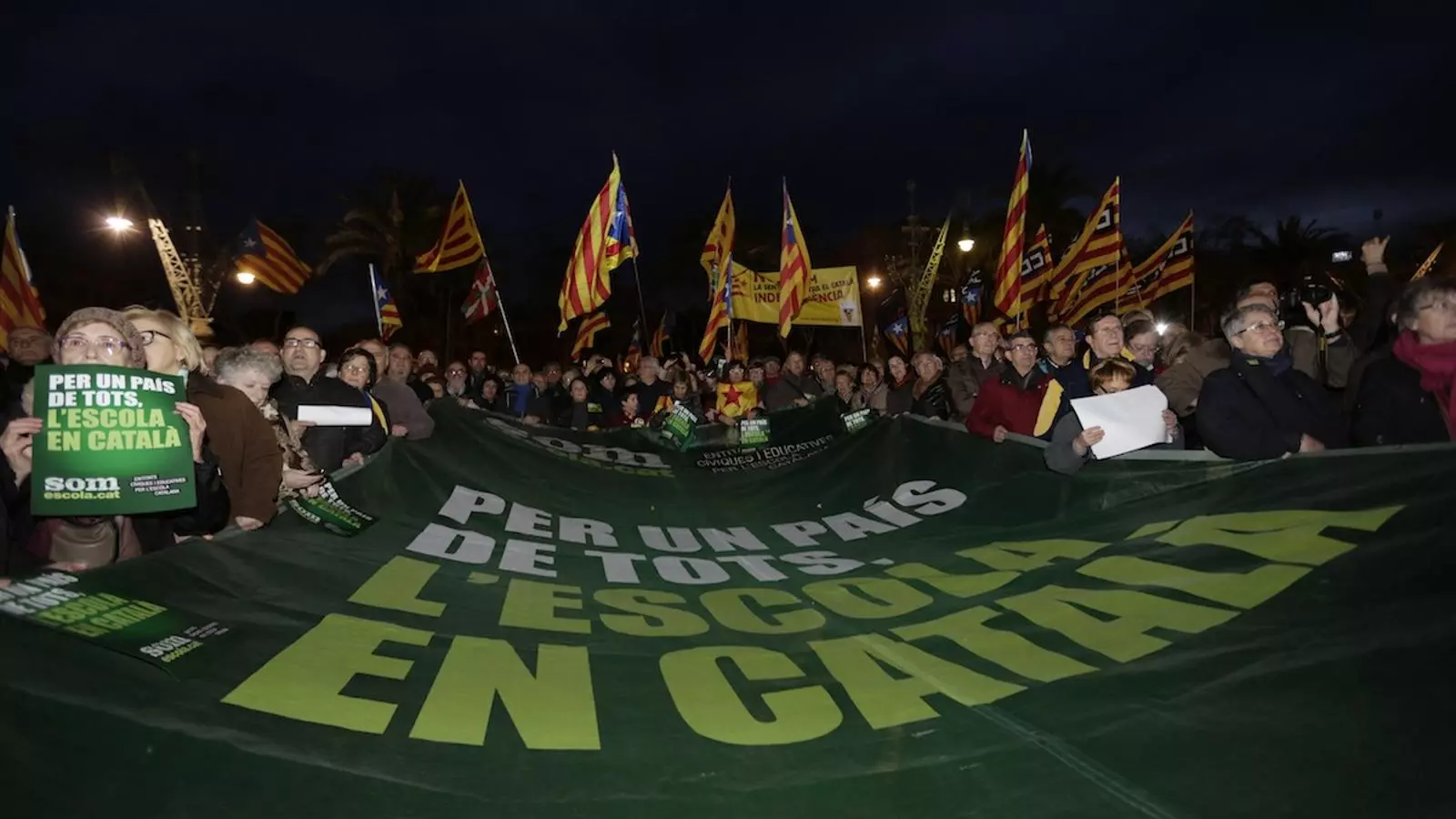 La pancarta de la protesta per la llengua davant de la seu del TSJC, per la immersió en català a l'escola / CRISTINA CALDERER