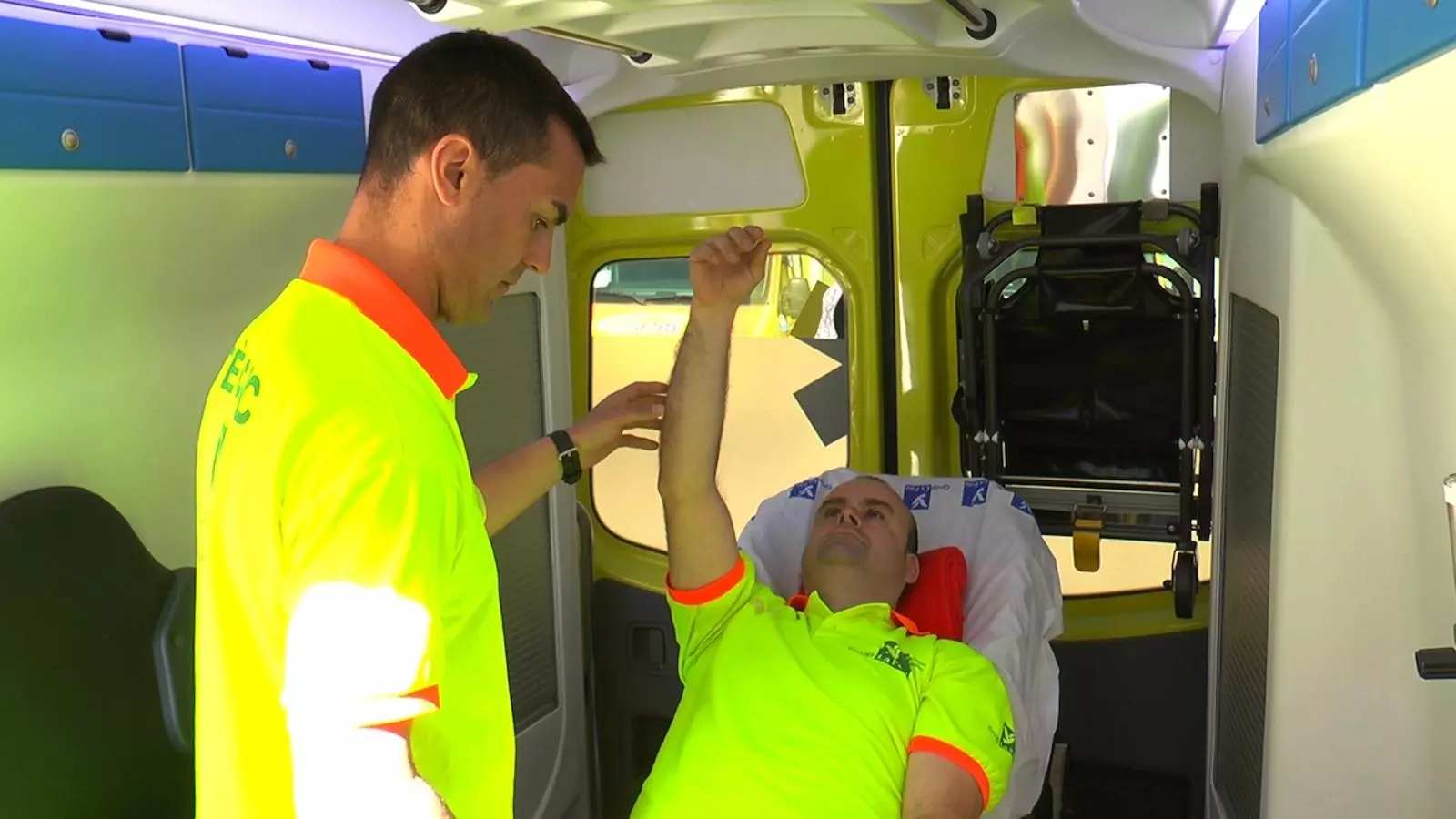 Dos tècnics de transport sanitari del SEM estudien el nou mètode de detecció dels ictus de més gravetat / ACN