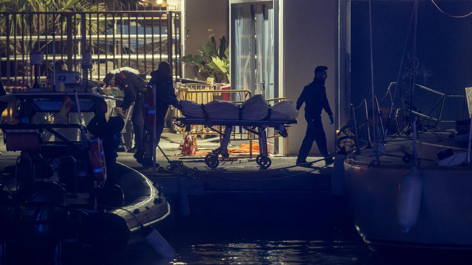 Los Mossos d'Esquadra sobre las 18.40 horas del jueves trasladan el cadáver de una persona a la playa del Somorrostro de Barcelona