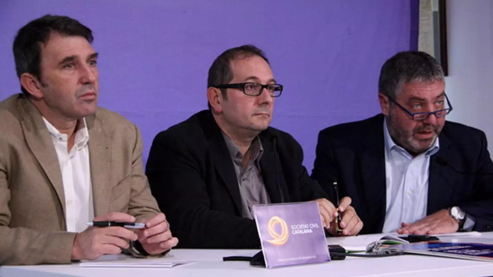 Rafael Arenas, al centre, en una roda de premsa aquest dimecres / ACN