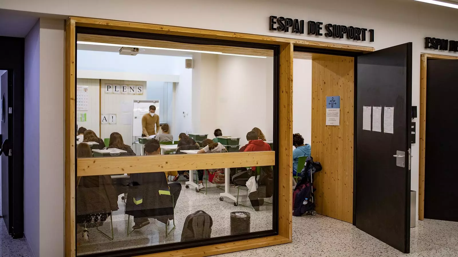 Alumnes de l'Escola Duran i Bas fent classe a la Biblioteca Montserrat Abelló