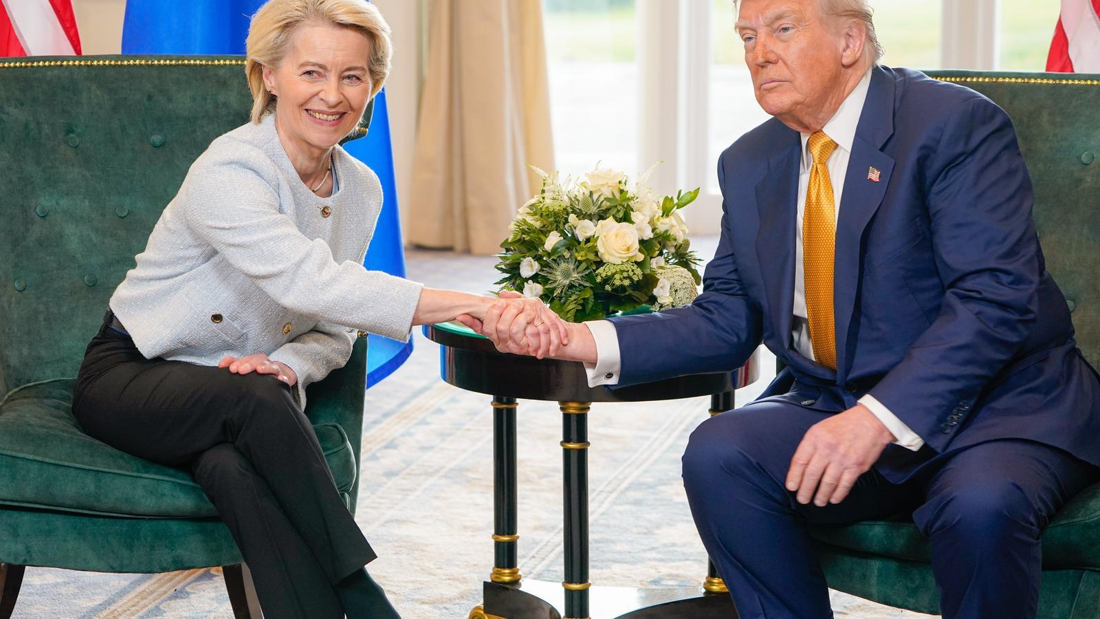 La presidenta de la Comisión Europea, Ursula von der Leyen, y el presidente de Estados Unidos, Donald Trump, el domingo en Escocia.