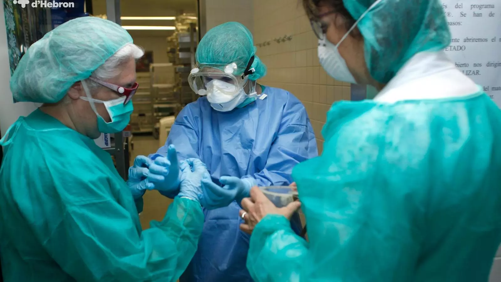 Professionals de Vall d'Hebron equipant-se per atendre pacients afectats pel Covid-19