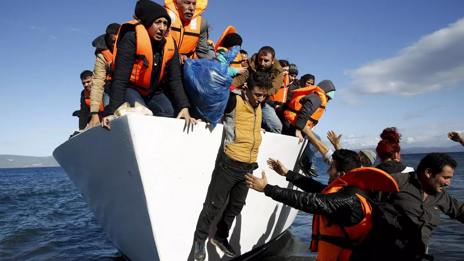 Grup de refugiats desembarcant en arribar a l'illa grega de Lesbos. GIORGOS MOUTAFIS / REUTERS