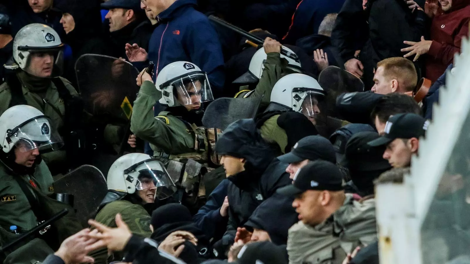 Llançament de bengales i altres artefactes explosius entre ultres de l'AEK i l'Ajax