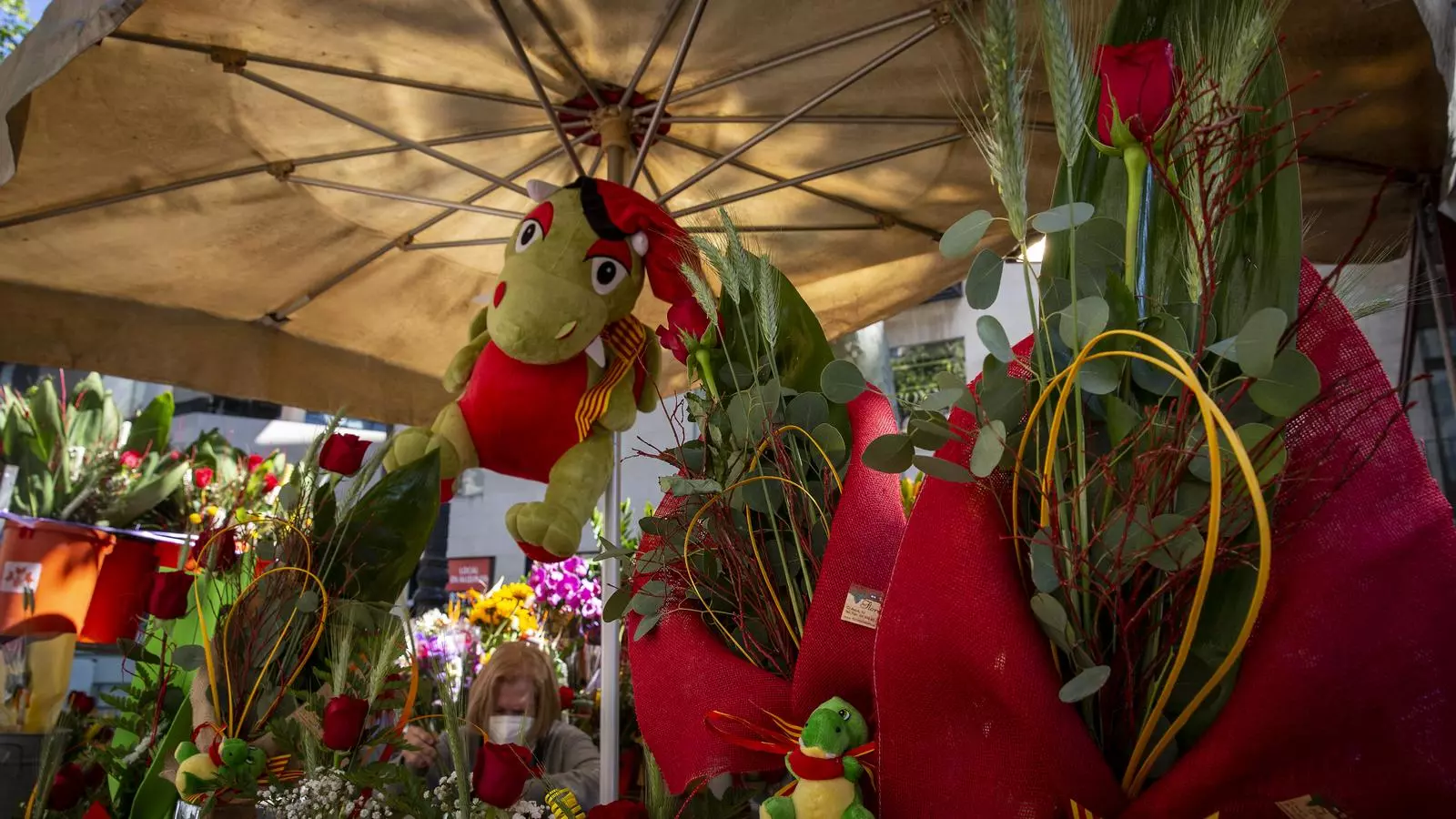 Día de santo jordi a la Plaza Real de Barcelona