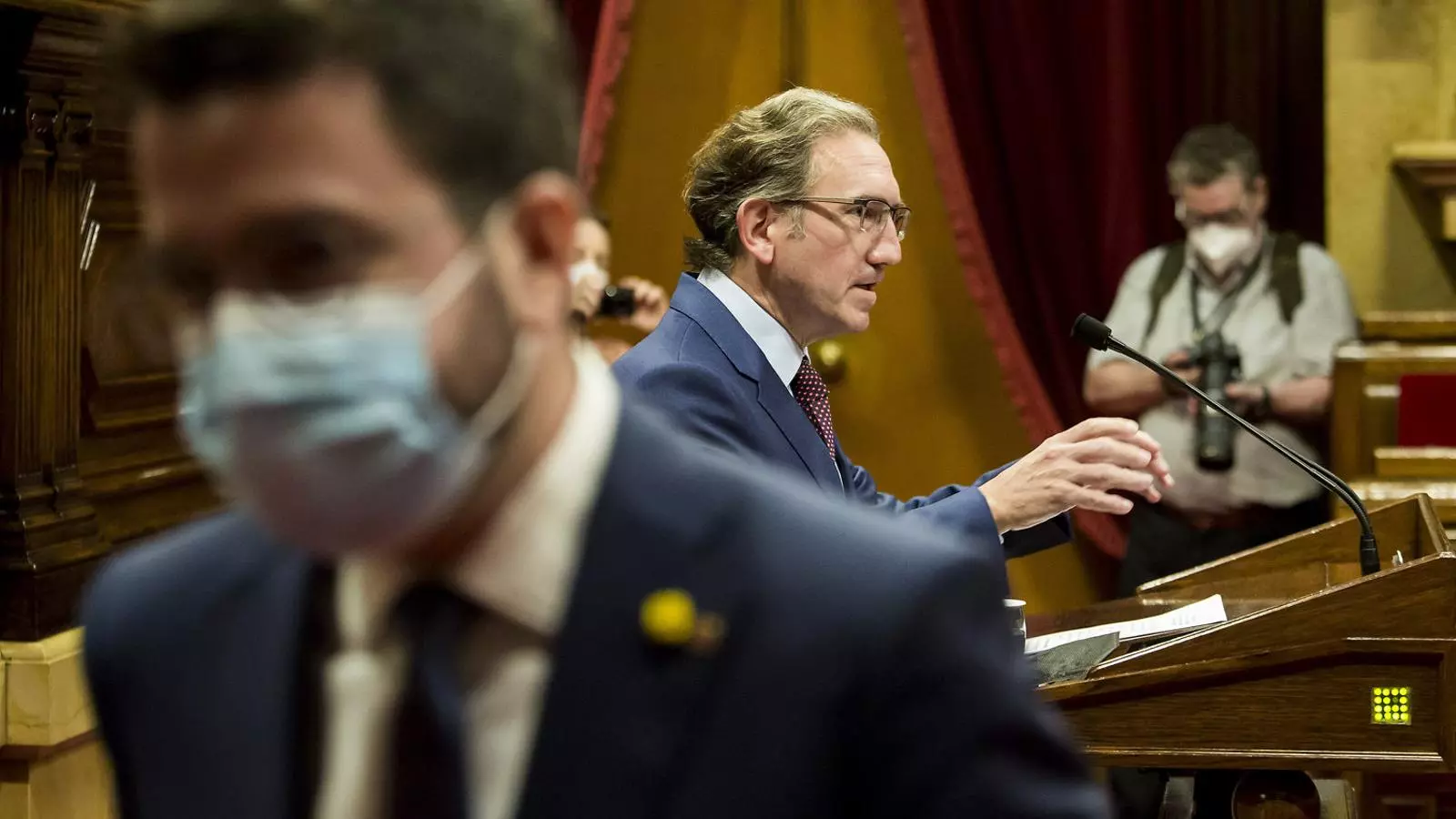 El presidente de la Generalitat, Pere Aragonès, y el consejero de Economía , Jaume Giró, ayer al pleno del Parlamento .